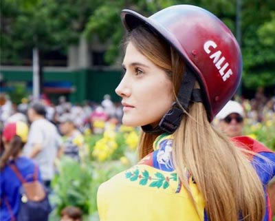 Miss Venezuela 2015 and Miss Venezuela World 2016 participated in the protest against National Government