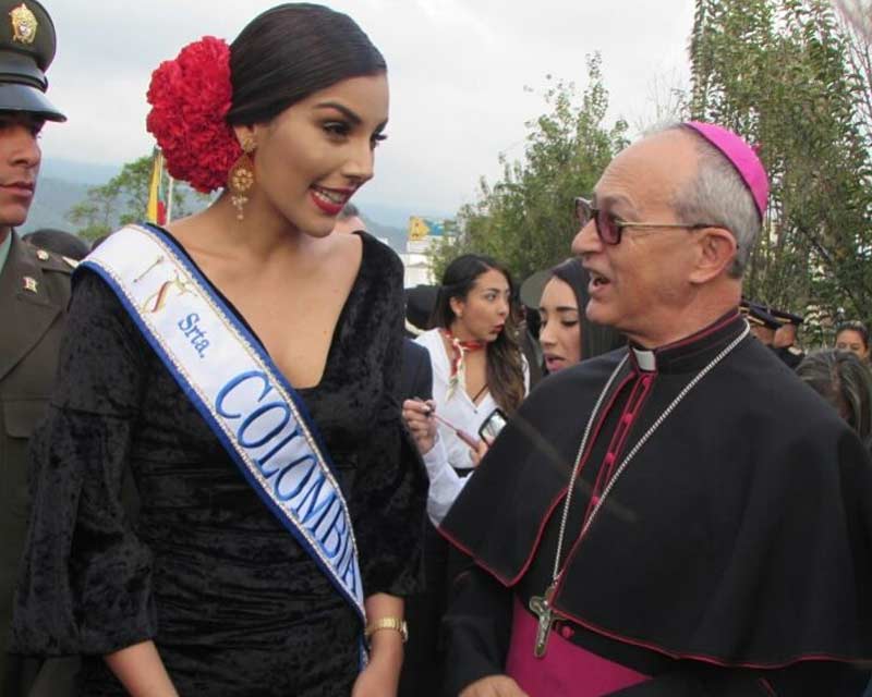 Laura González graces the traditional Manizales Parade along with Reinado contestants