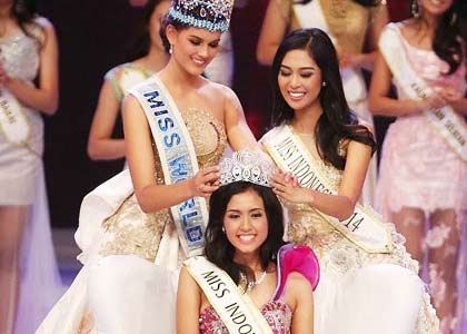 Maria Rahajeng passes on her reign to Maria Harfanti
