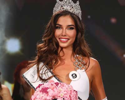 Karolína Michalčíková crowned Miss Universe Slovakia 2022