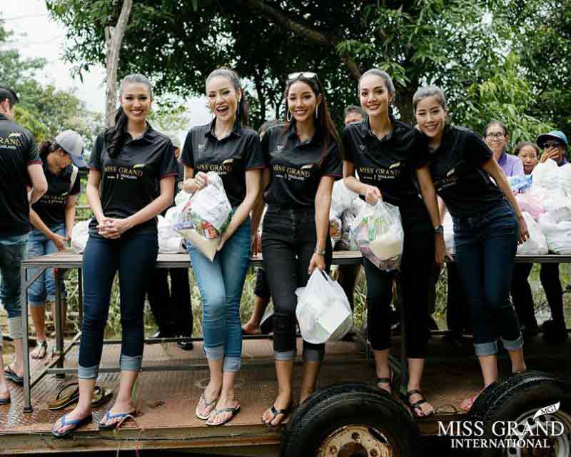 Ariska Putri Pertiwi along with Miss Grand International organization visited the flood victims at Phanna Nikhom District