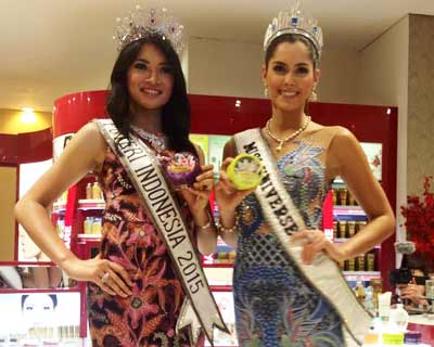 Anindya Kusuma Putri Puteri Indonesia 2015 and Paulina Vega Dieppa Miss Universe 2014, touring Indonesia