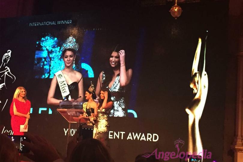 Jamie Herrell presents the Look! Women Talent of the Year 2015 award to Katherine Schwarzenegger