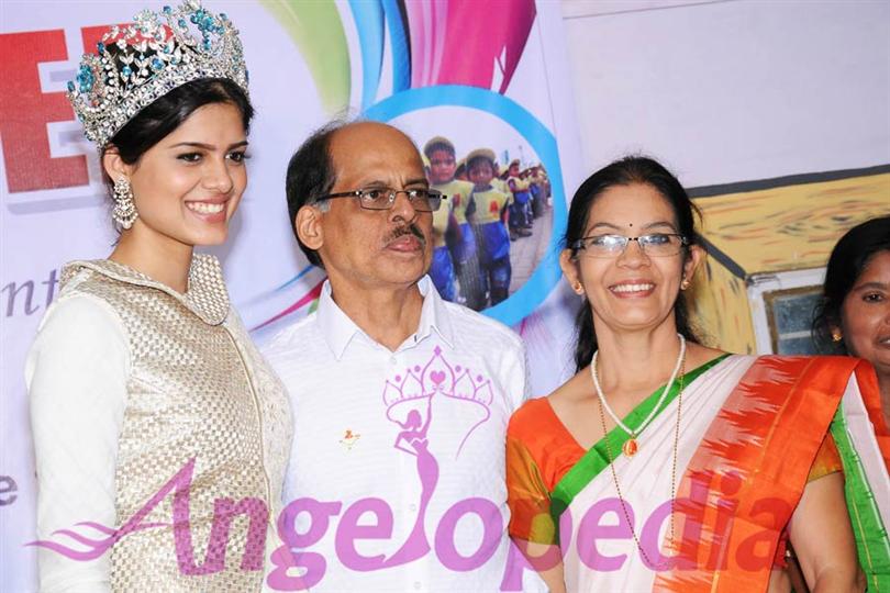 Asha Bhat Miss Supranational 2014 with her parents