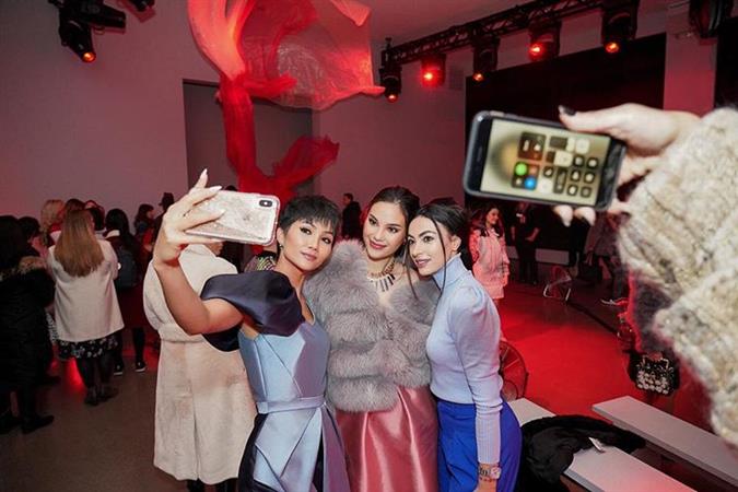 Miss Universe sisters Catriona Gray and H'Hen Niê reunite at New York Fashion Week