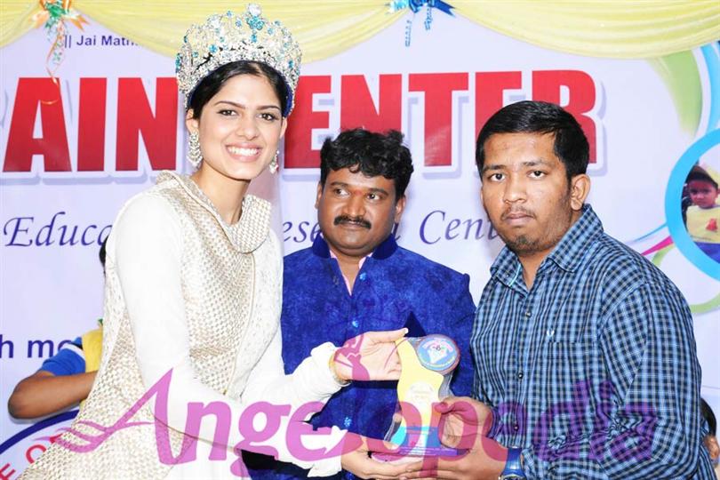 Asha Bhat Miss Supranational 2014, interacting with students