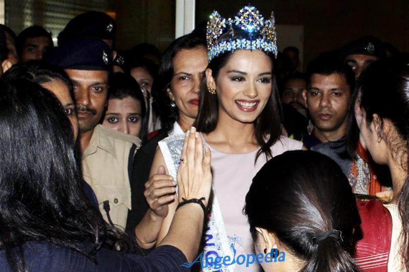 Manushi Chhillar receives grand Welcome on homecoming!