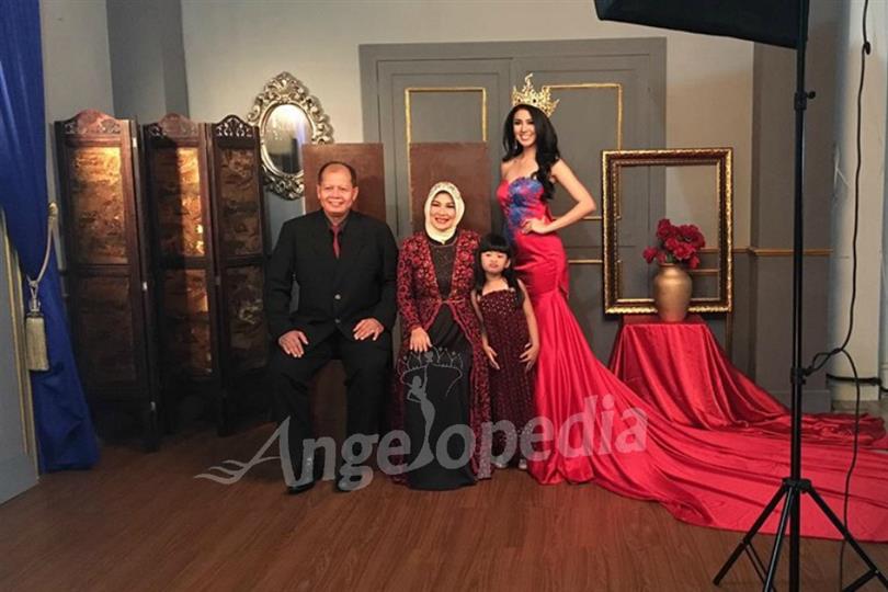 Ariska Putri looks gorgeous with her family in Portrait Photoshoot