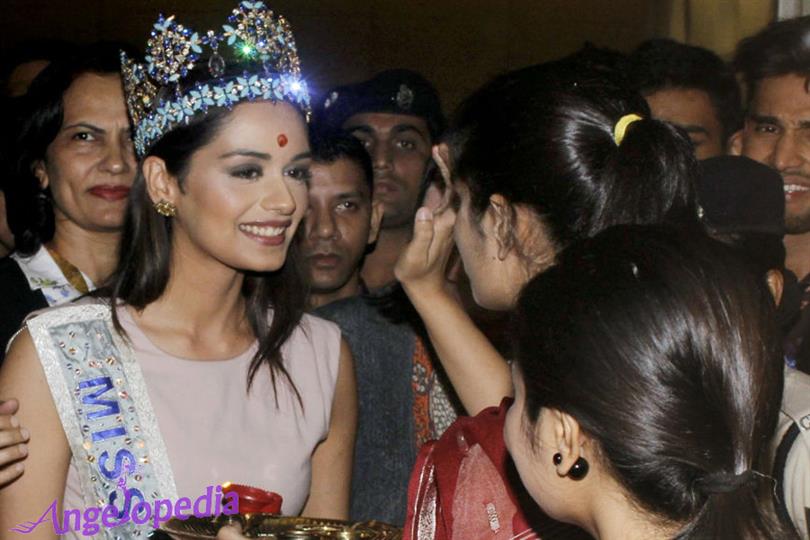 Manushi Chhillar receives grand Welcome on homecoming!
