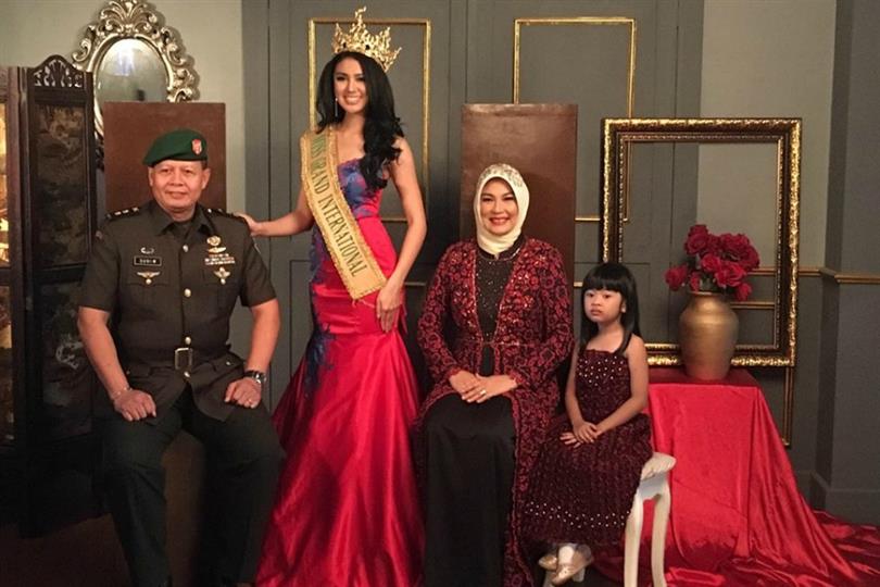 Ariska Putri looks gorgeous with her family in Portrait Photoshoot